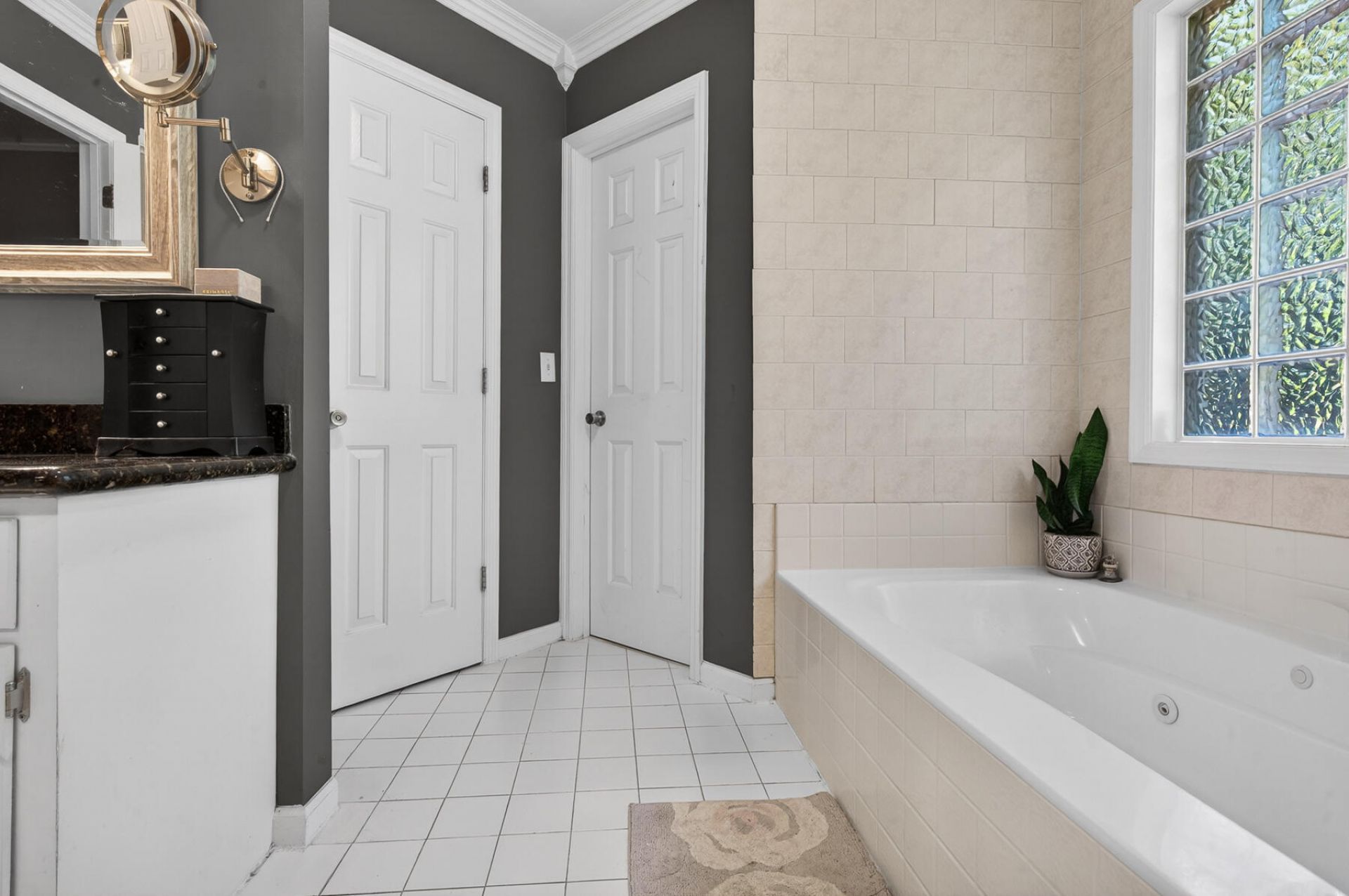 112 N Knightsbridge Court Photo 30