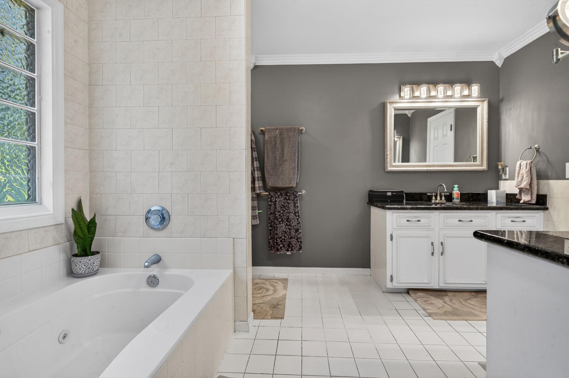 112 N Knightsbridge Court Photo 32