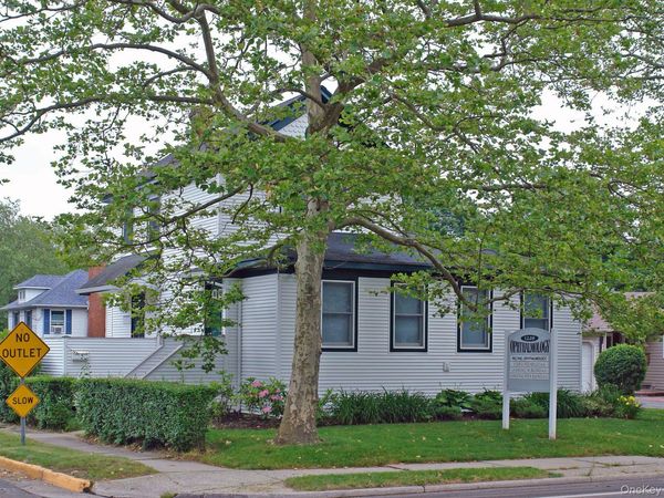 1228 Roanoke Avenue , Riverhead, NY 11901
