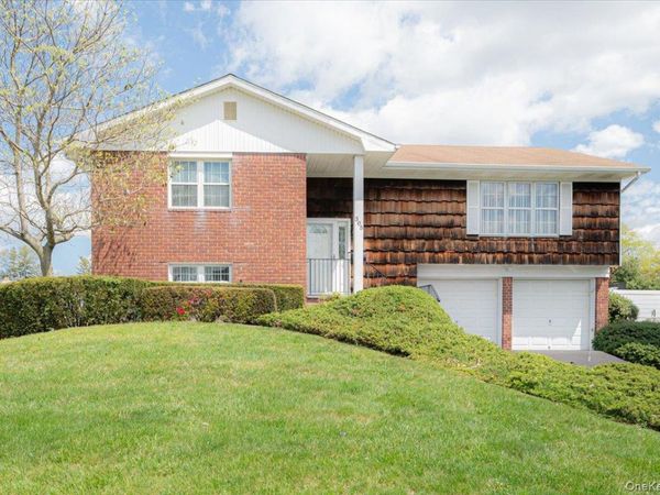305 Kimberly Place , West Islip, NY 11795
