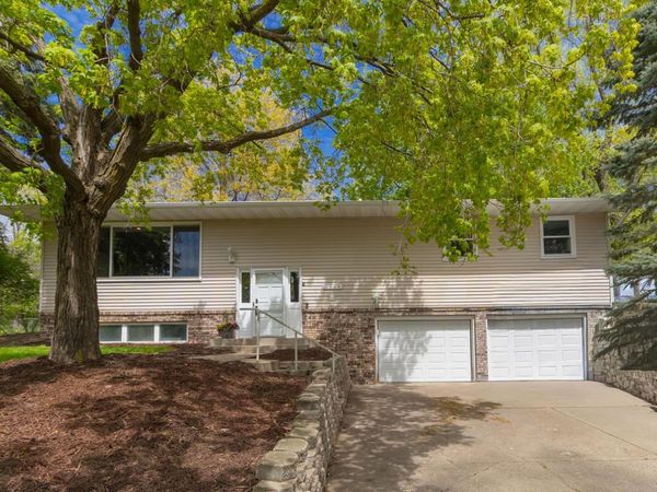 2220 Bossard Drive, Roseville, MN 55113