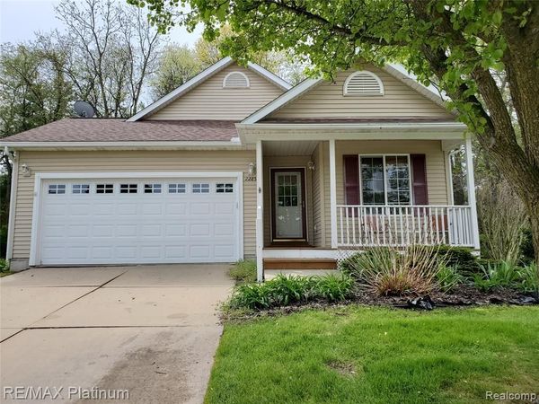 2285 Spartans Trail Trail NW, Hamburg Twp, MI 48169