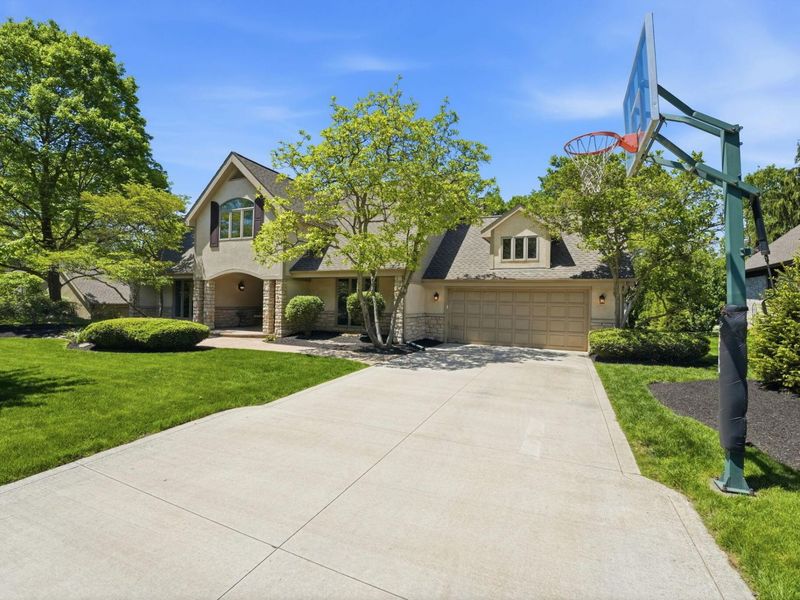 4605 Lanercost Way, Columbus, OH 43220 Photo 3