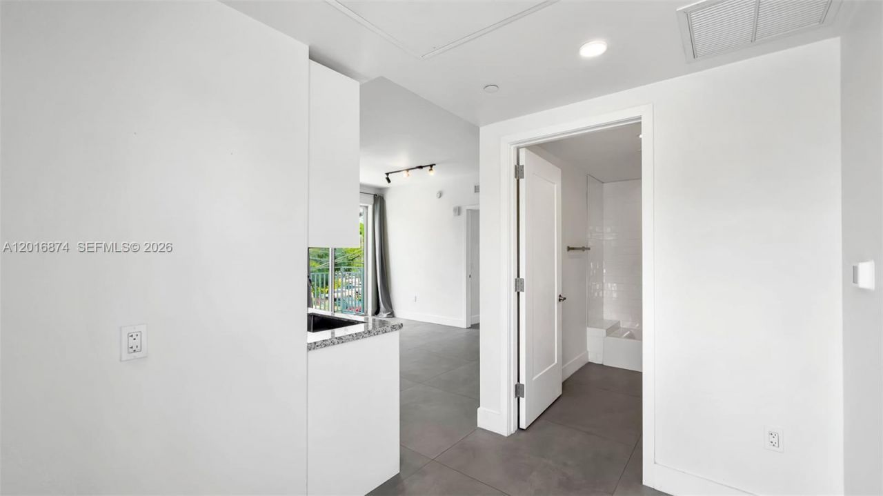 1536 NW 15th Ave, Unit 206, Miami, FL 33125 Photo