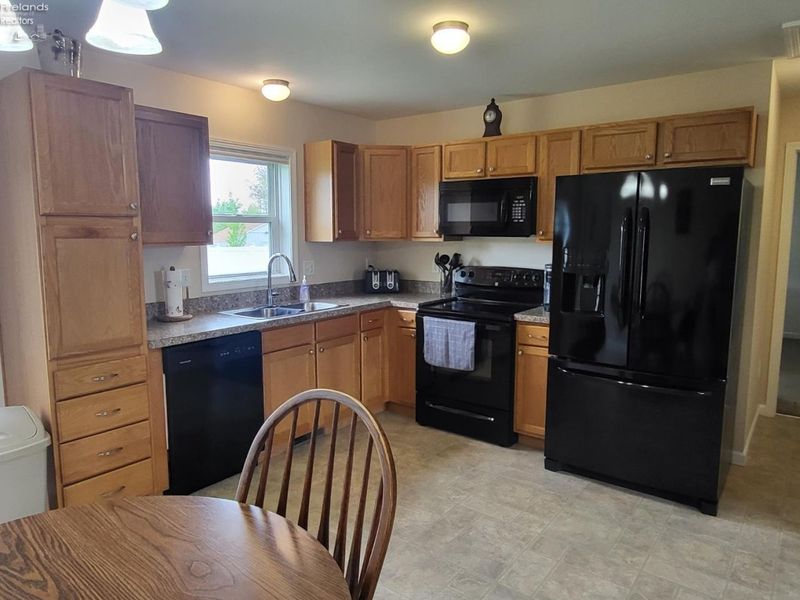 1808 Mario Place, Fremont, OH 43420 Photo 6