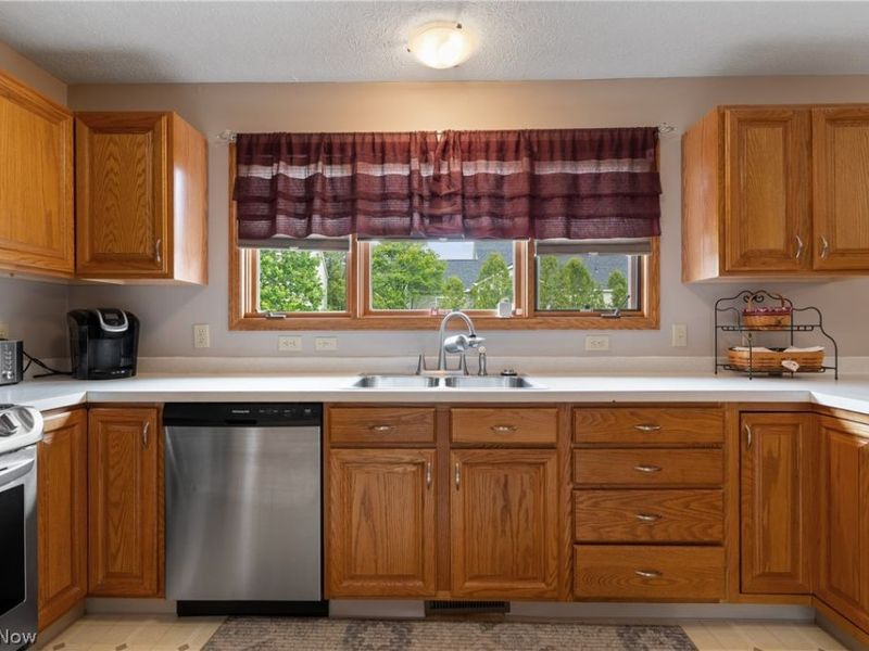 668 Oakcrest Drive, Wadsworth, OH 44281 Photo 11