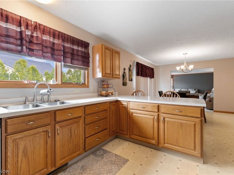 668 Oakcrest Drive, Wadsworth, OH 44281 Photo 12