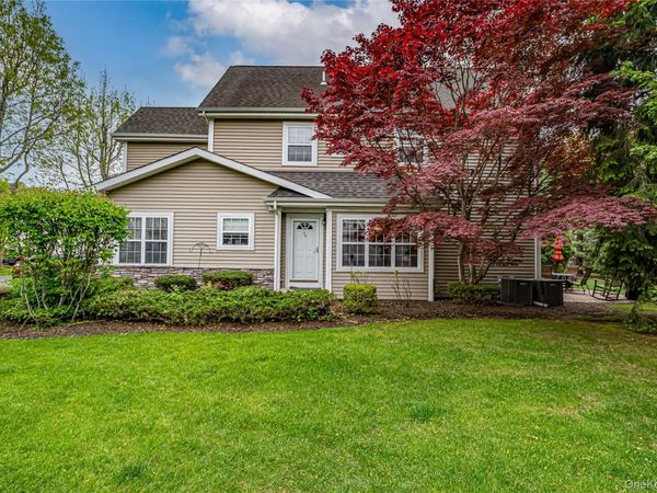 34 Paddington Circle, Smithtown, NY 11787