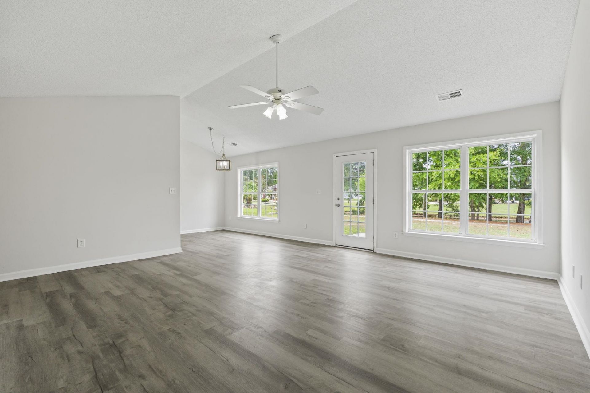 957 Bellflower Dr. Photo 13