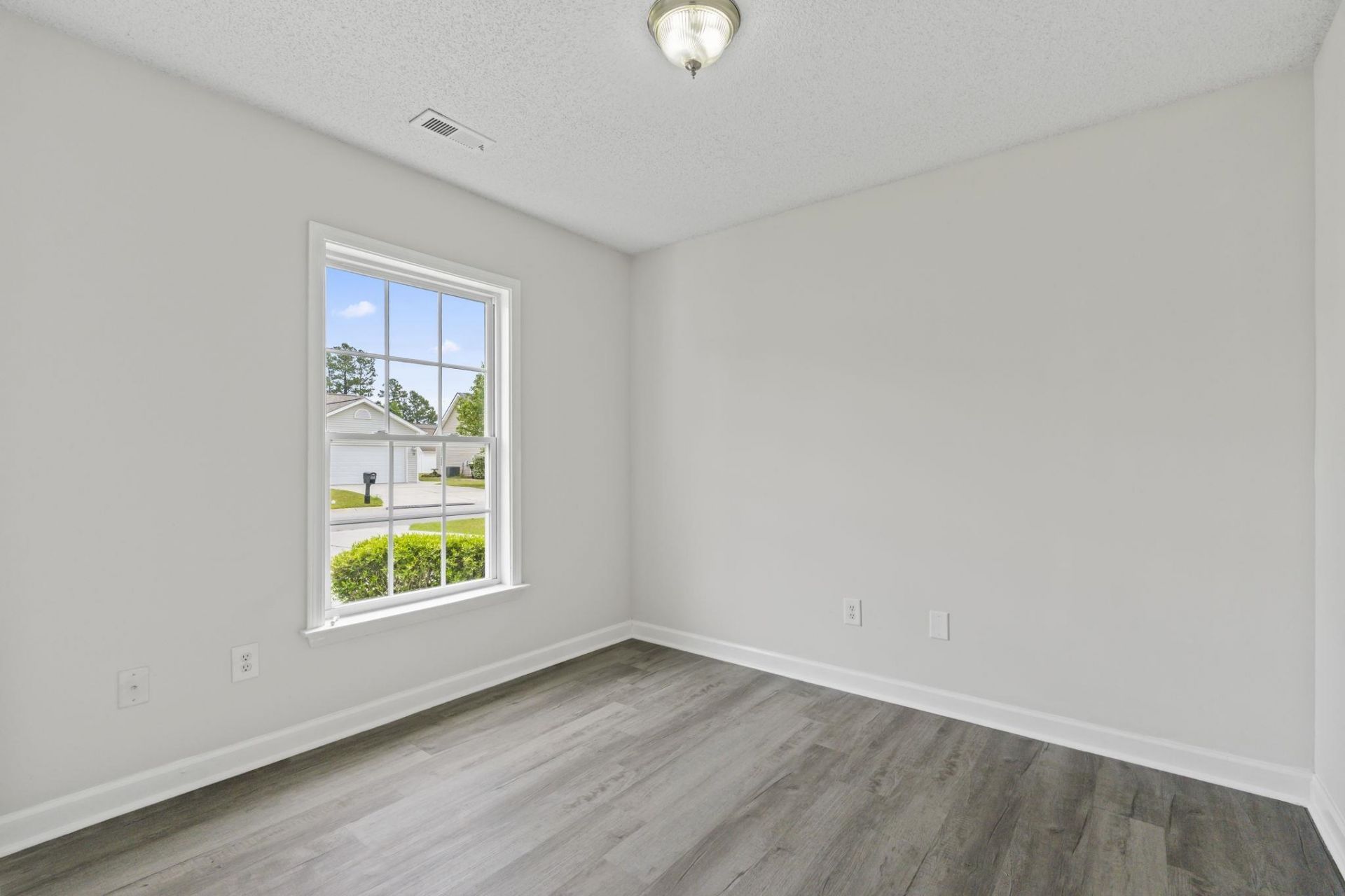 957 Bellflower Dr. Photo 14