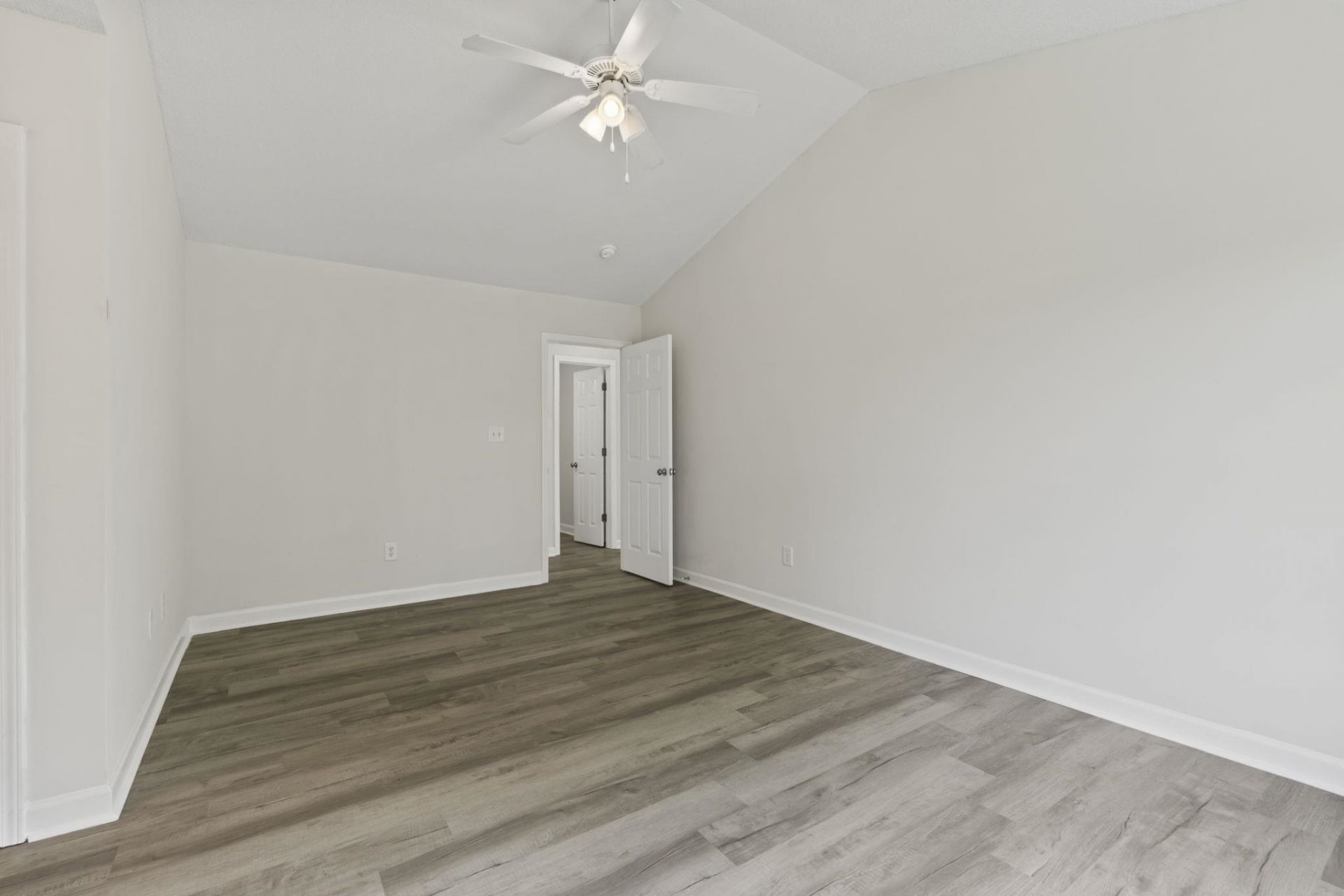 957 Bellflower Dr. Photo 4