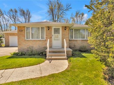 2204 N Forest Road, Buffalo, NY 14221