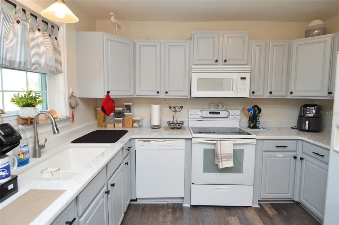 121 Seahorse Drive Se, Unit C, Saint Petersburg, FL 33705 Photo