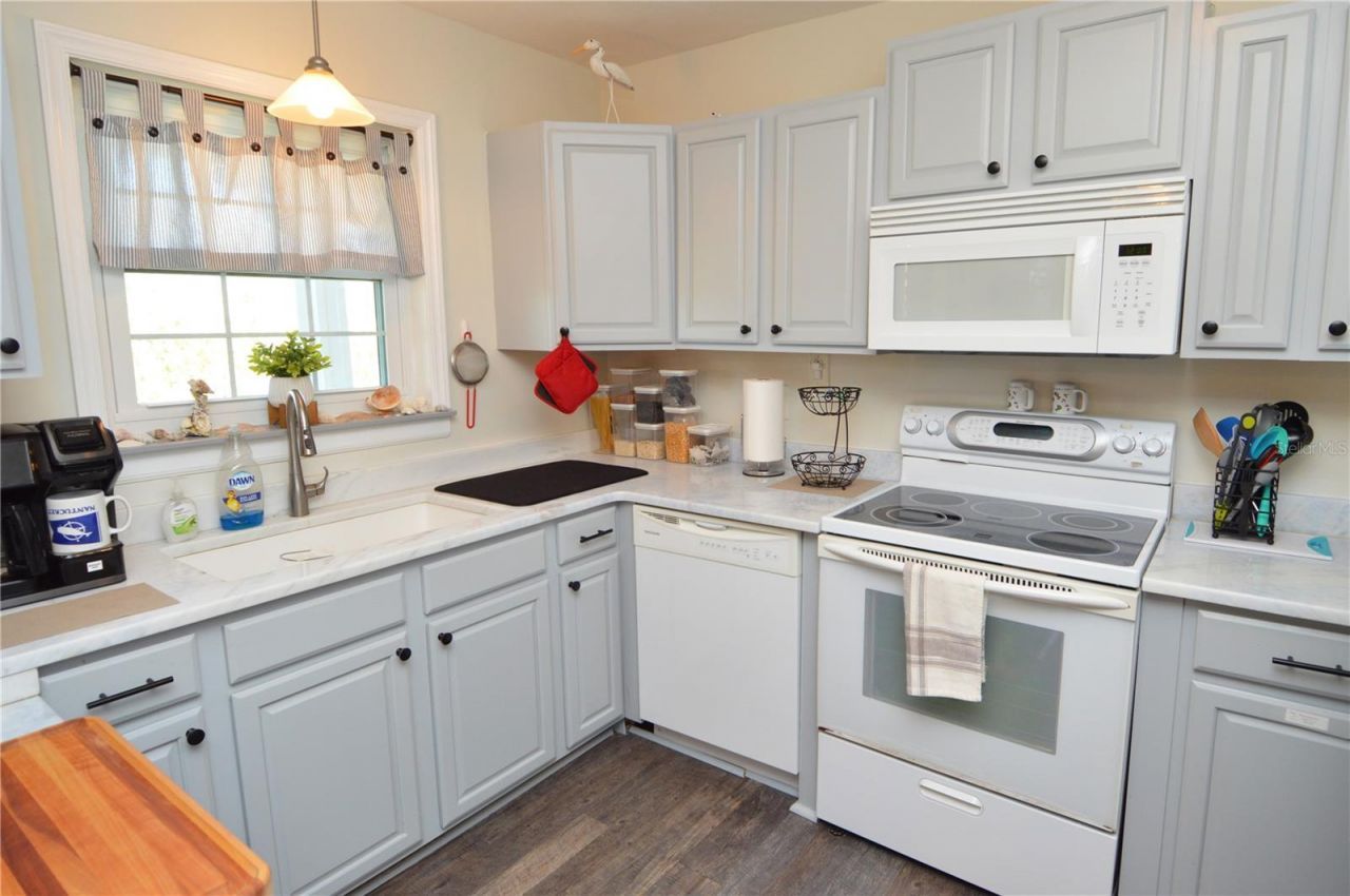 121 Seahorse Drive Se, Unit C, Saint Petersburg, FL 33705 Photo