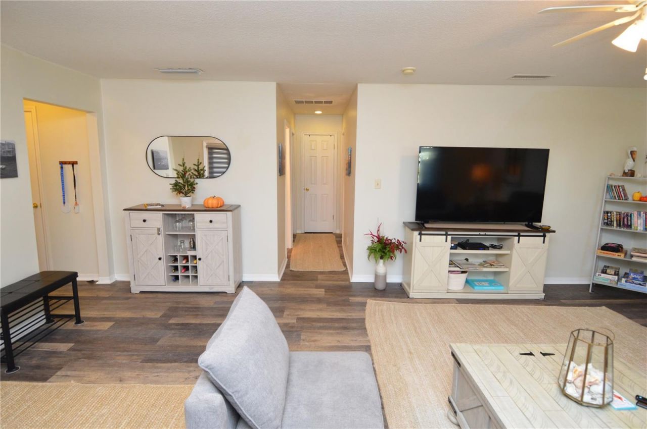 121 Seahorse Drive Se, Unit C, Saint Petersburg, FL 33705 Photo