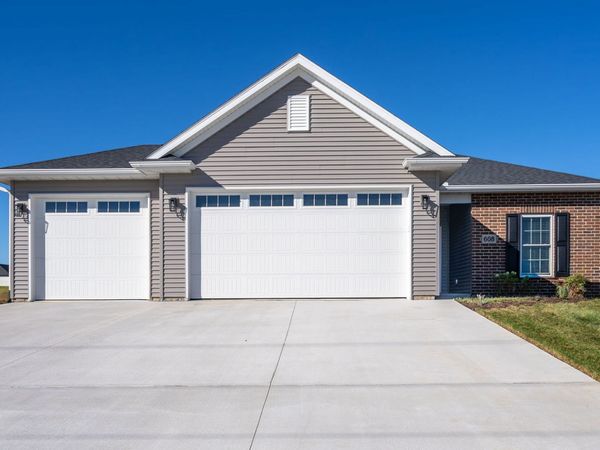 608 15TH Street, Le Claire, IA 52753