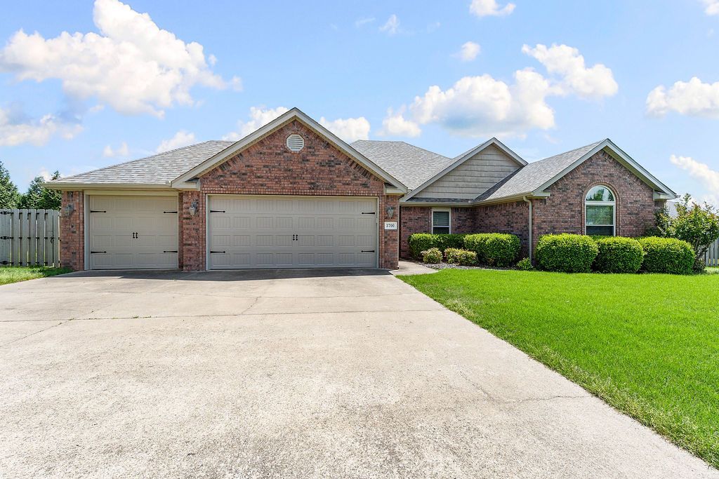 3700 NE Oaktrace Avenue, Bentonville, AR 72712 Main Photo