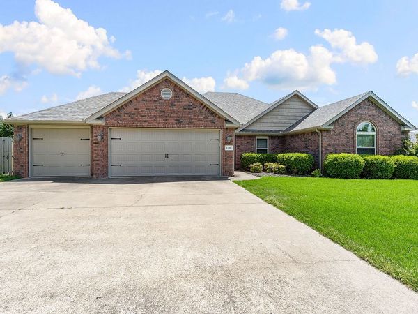 3700 NE Oaktrace Avenue , Bentonville, AR 72712