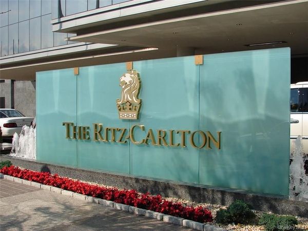 1 Renaissance Square , Unit 21F, White Plains, NY 10601