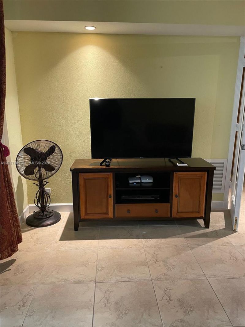 5005 Collins Ave , Unit 1422, Miami Beach, FL 33140 Photo