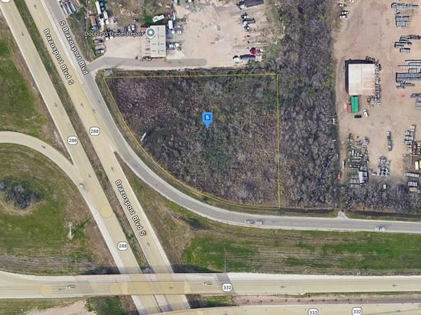 1005 Brazosport Boulevard, Clute, TX 77531
