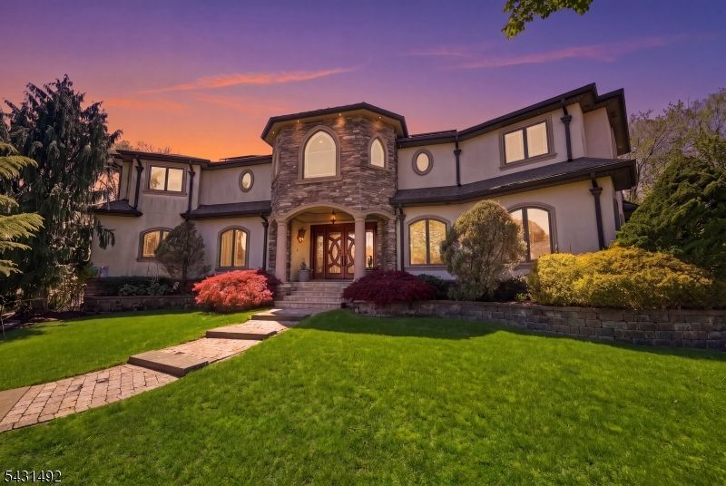 305 Blauvelt Ct, Paramus, NJ 07652 Main Photo