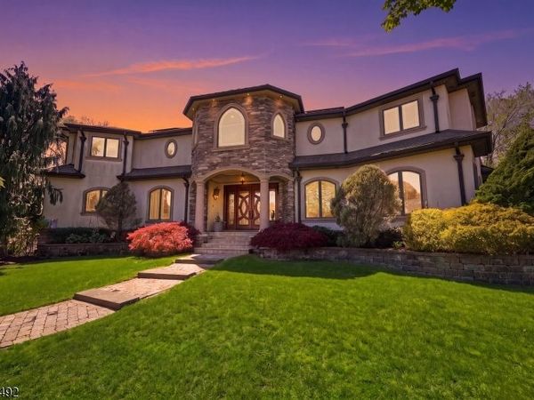 305 Blauvelt Ct, Paramus, NJ 07652