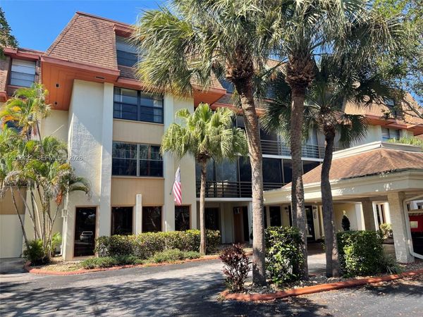 671 NE 195th St, Unit 207-E, Miami, FL 33179