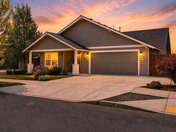 1717 NE 3rd Court, Redmond, OR 97756