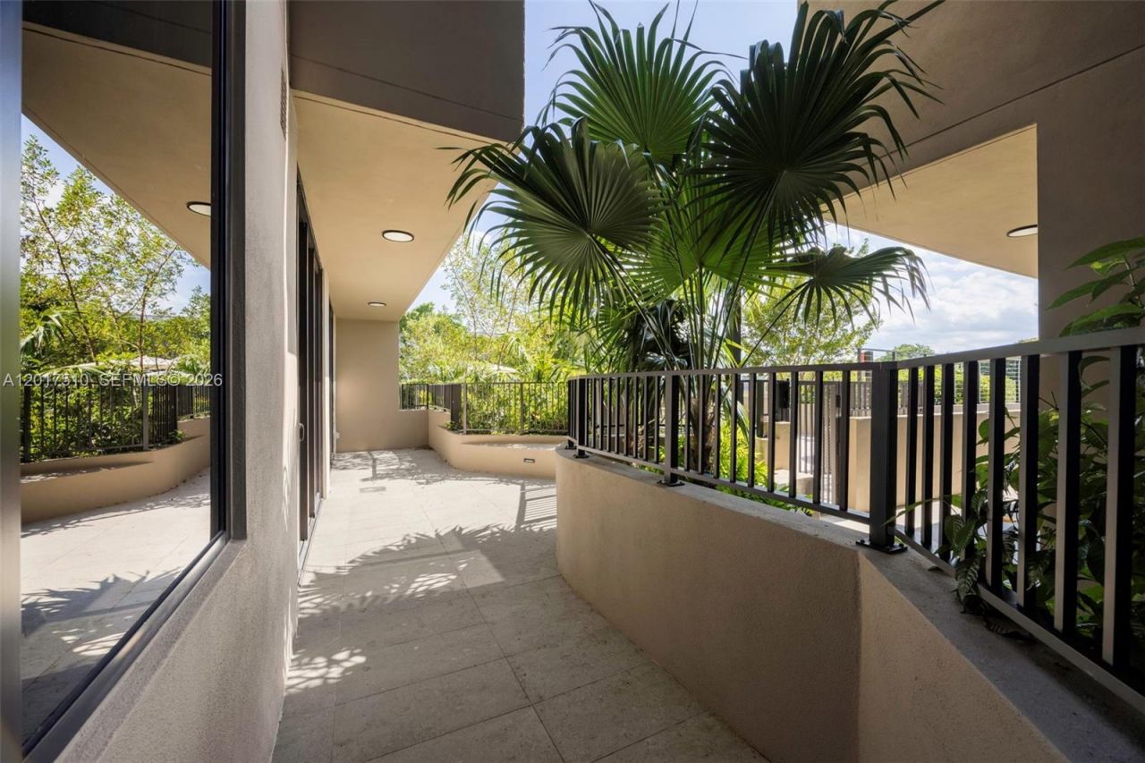 3034 Oak Ave, Unit 203, Coconut Grove, FL 33133 Photo