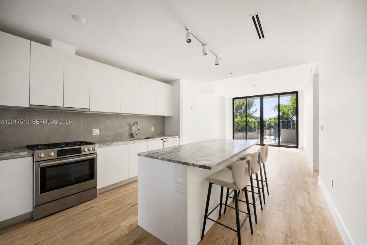 3034 Oak Ave, Unit 203, Coconut Grove, FL 33133 Photo