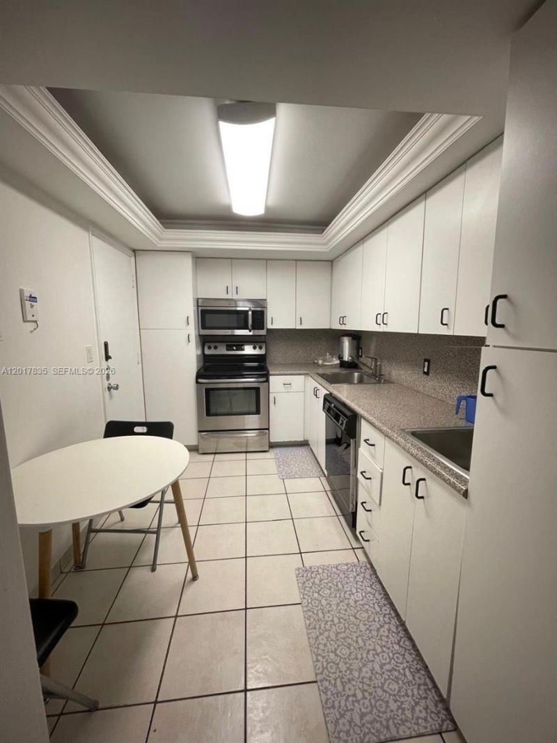 5005 Collins Ave , Unit 424, Miami Beach, FL 33140 Photo