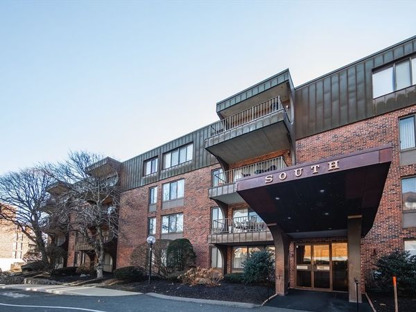 1002 Paradise Rd, Unit PHE, Swampscott, MA 01907