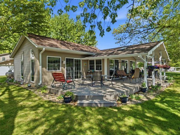 26347 212 th Avenue, Delhi, IA 52223