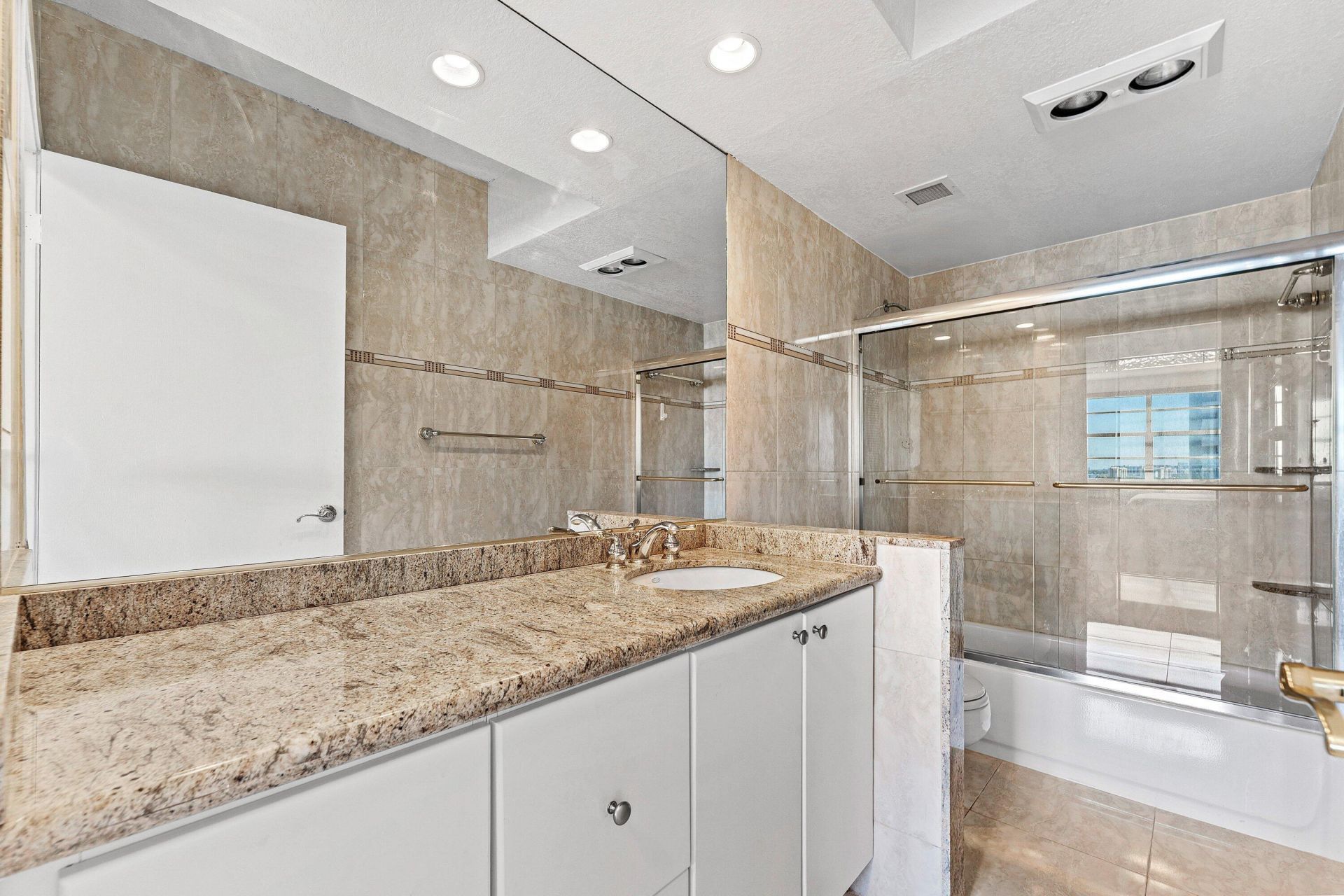 1980 S Ocean Drive, Unit 18q, Hallandale Beach, FL 33009 Photo