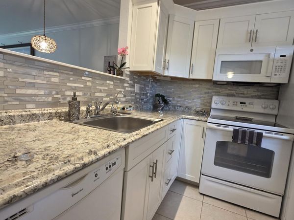 5161 W Oakland Park Boulevard, Unit 206, Lauderdale Lakes, FL 33313