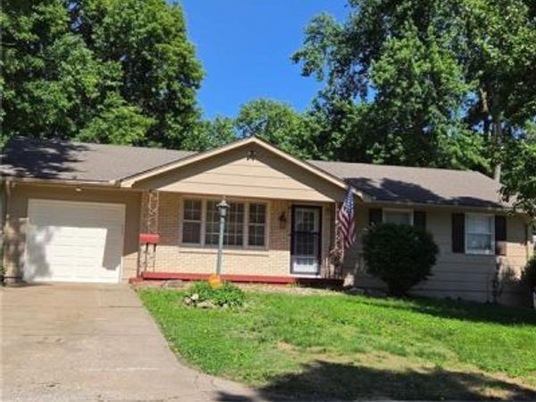 207 SW Pinnell Drive, Lee's Summit, MO 64081