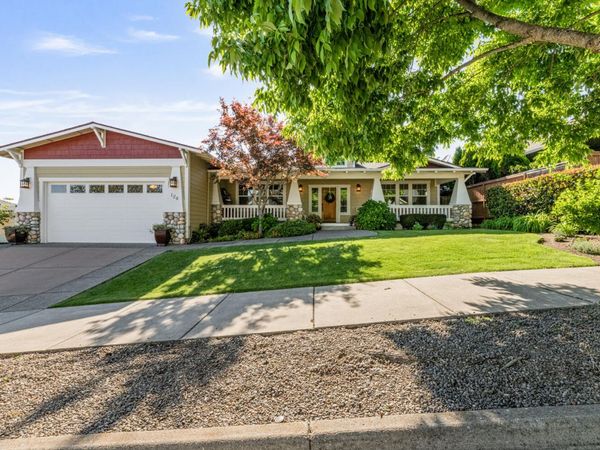 128 Oak Point Drive, Eagle Point, OR 97524