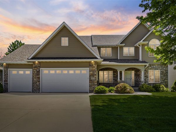 6017 NW 94th Street, Johnston, IA 50131