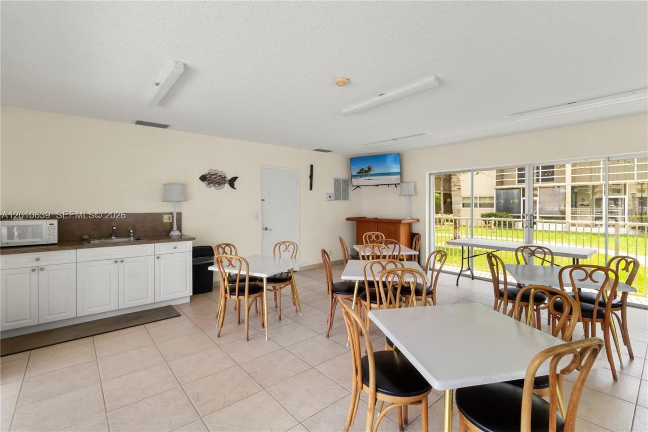2600 Diana Dr, Unit 119, Hallandale Beach, FL 33009 Photo