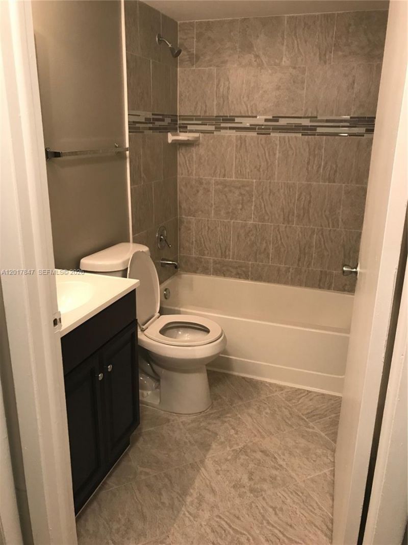 7235 NW 179th St, Unit 101, Hialeah, FL 33015 Photo
