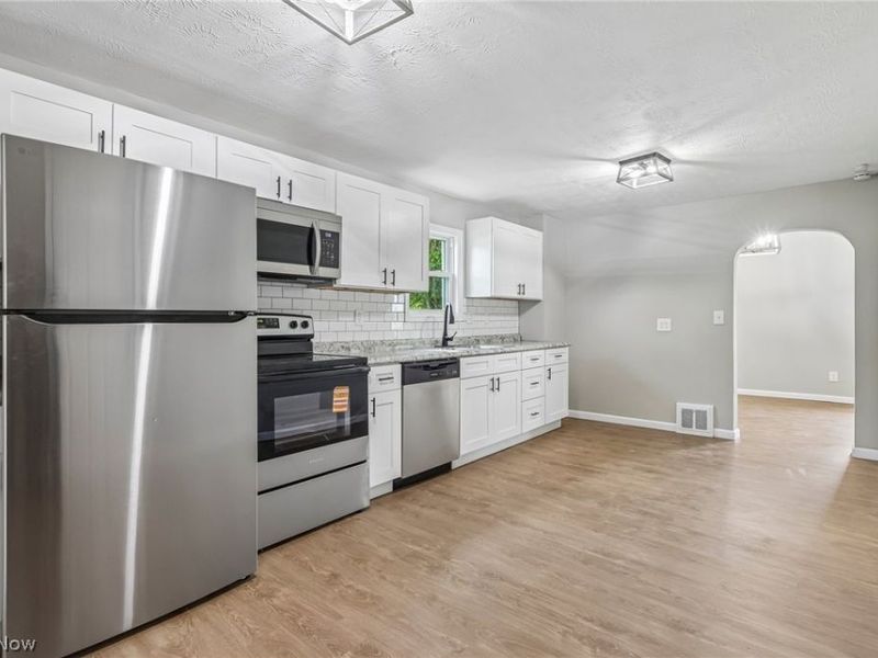 3535 Erin Avenue, Cleveland, OH 44113 Photo 4