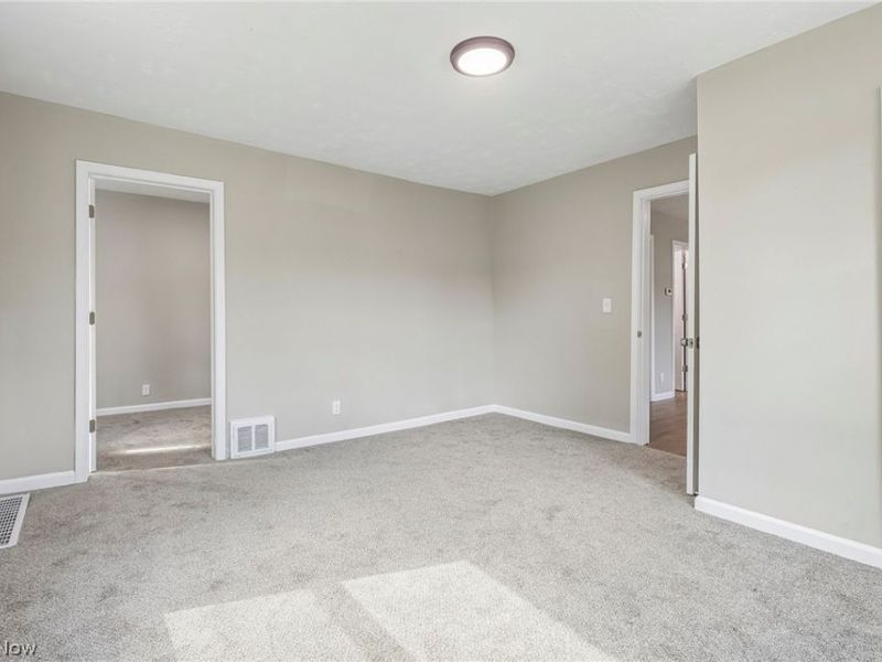 3535 Erin Avenue, Cleveland, OH 44113 Photo 9