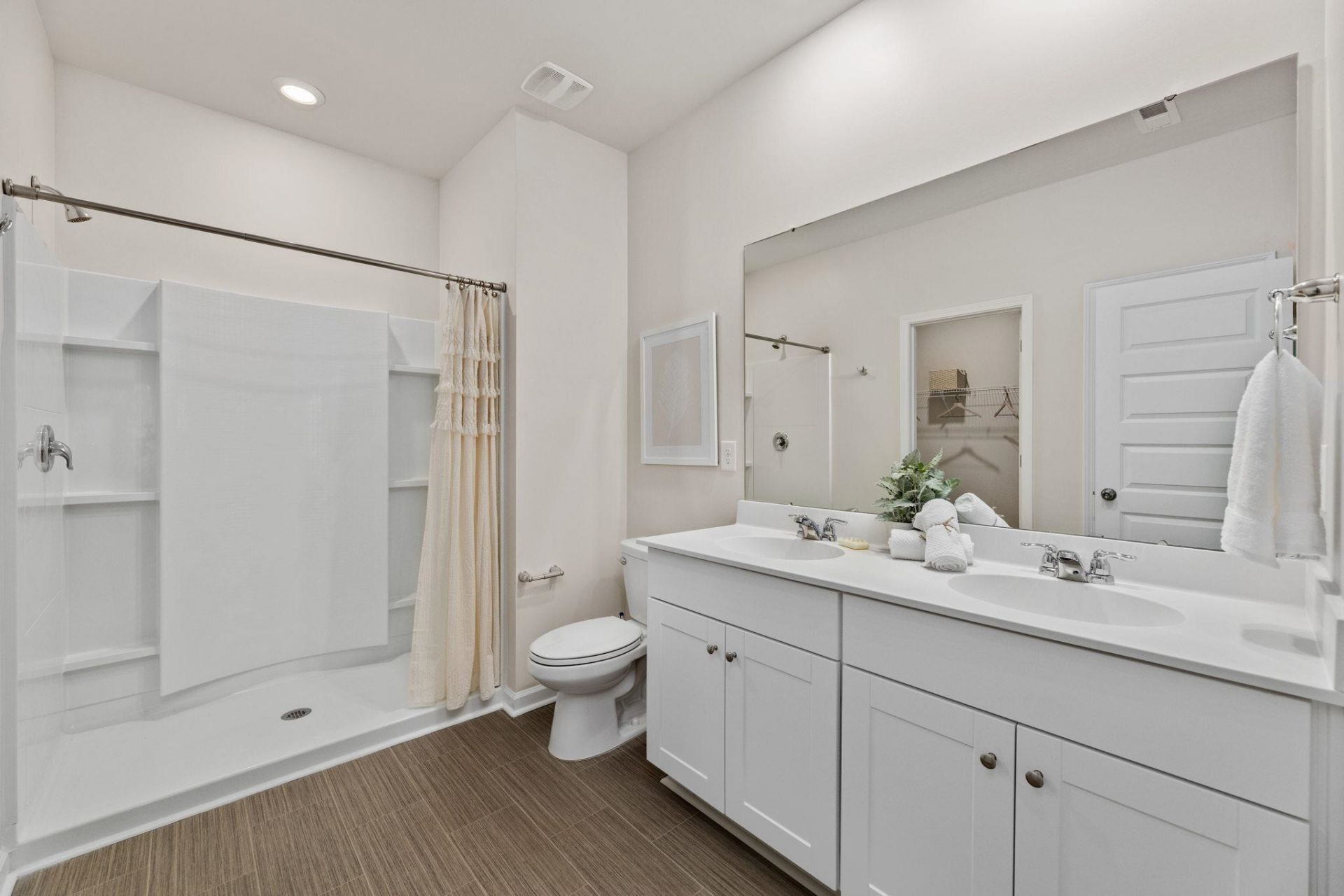 1166 Tibetan St. Photo 8