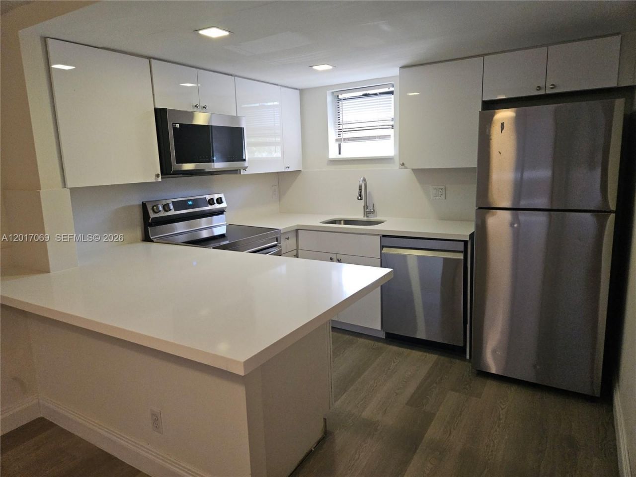 8290 Lake Dr , Unit 308, Doral, FL 33166 Photo