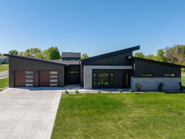 11 South Pointe Court , North Mankato, MN 56003