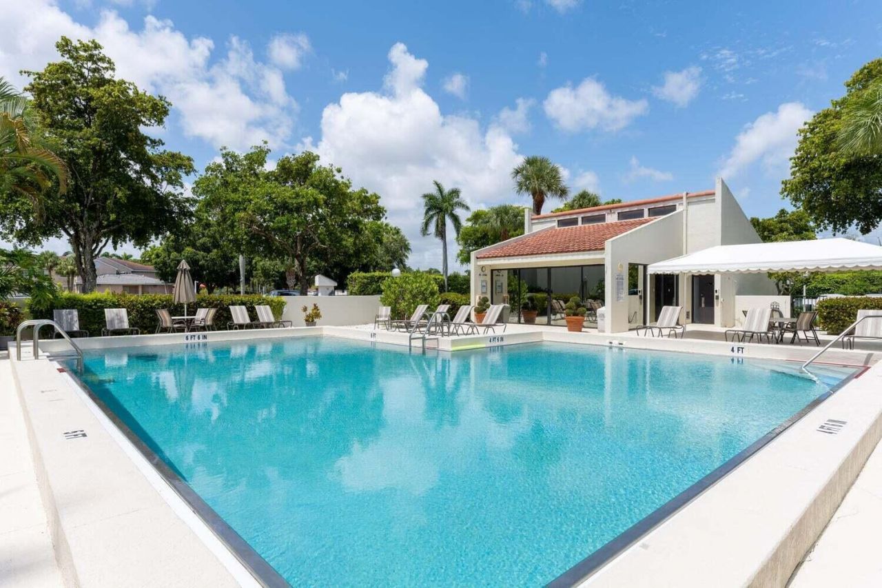 3050 Presidential Way, Unit 305, West Palm Beach, FL 33401 Photo