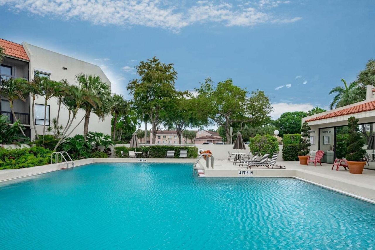 3050 Presidential Way, Unit 305, West Palm Beach, FL 33401 Photo