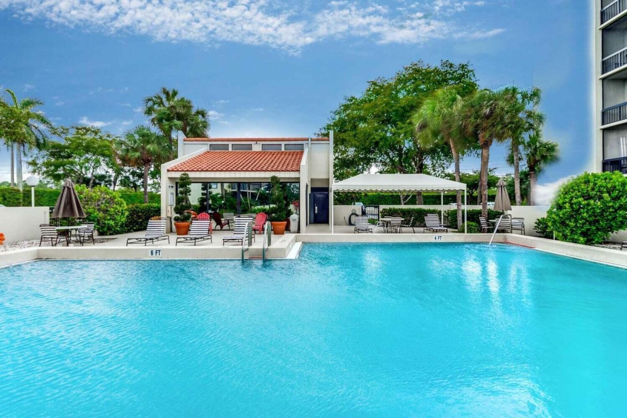 3050 Presidential Way, Unit 305, West Palm Beach, FL 33401 Photo