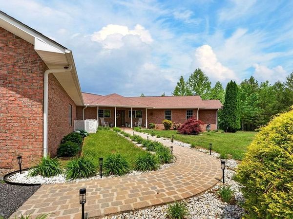 1102 Bear Creek Lane, Pinnacle, NC 27043